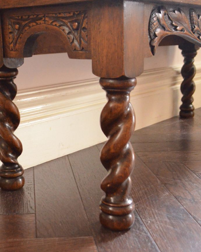 アンティークのキャビネット　アンティーク家具　隅々まで施された彫りがとても美しい、英国で出会ったツイスト脚のアンティークブックケース（本棚）。安定感のある脚がしっかり支えます。(k-1507-f)