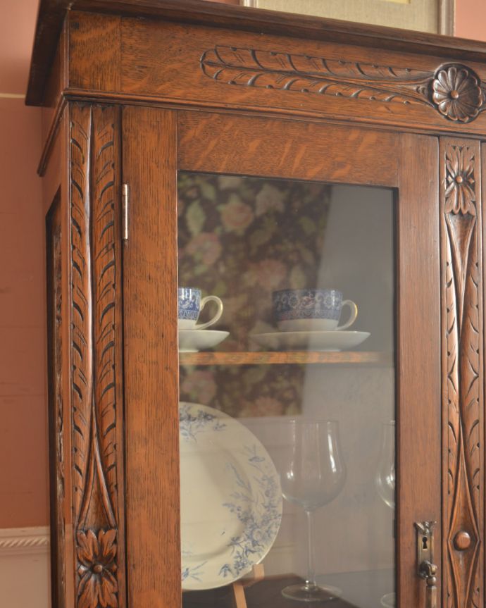 アンティークのキャビネット　アンティーク家具　隅々まで施された彫りがとても美しい、英国で出会ったツイスト脚のアンティークブックケース（本棚）。ガラスももちろん当時のもの。(k-1507-f)