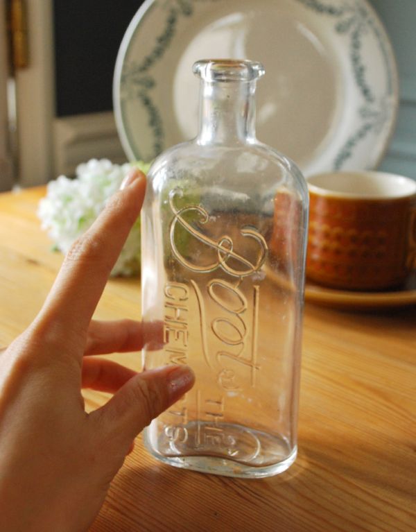 アンティーク ガラスボトル　アンティーク雑貨　ロゴがキュートなアンティークガラスボトル。ミルクや薬品、調味料など様々な用途で使われてきたアンティークボトルたちです。(k-1507-z)