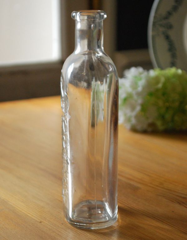 アンティーク ガラスボトル　アンティーク雑貨　ロゴがキュートなアンティークガラスボトル。長年使われてきたボトルはとっても味わい深い一品です。(k-1507-z)