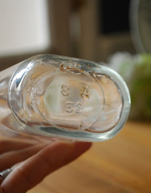 アンティーク ガラスボトル　アンティーク雑貨　ロゴがキュートなアンティークガラスボトル。底はこんな感じです。(k-1507-z)