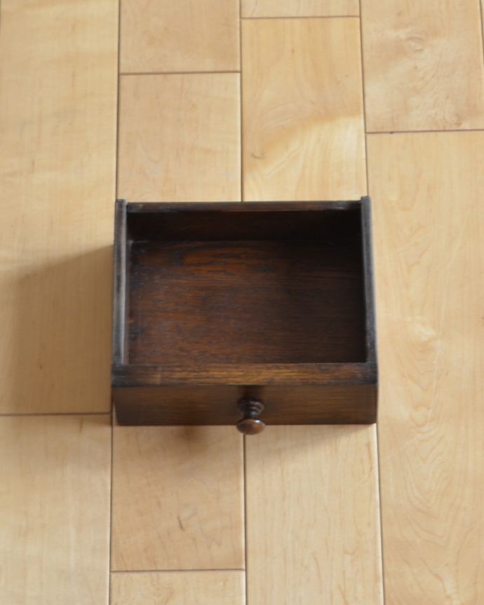 ビューロー　アンティーク家具　コンパクトなビューロー（デスク）、イギリス入荷のアンティーク家具。ビューロー内に小さい引き出しが１つあります。(k-1508-f)