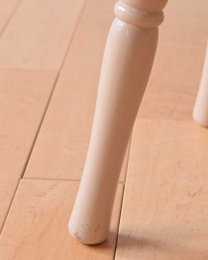 スツール・オットマン　アンティーク チェア　イギリス輸入のアンティークチェア、丸い座面が可愛いペイントの木製スツール。移動もラクラクの理由は…Handleではアンティークチェアの脚の裏にフェルトキーパーをお付けしています。(k-1510-c)