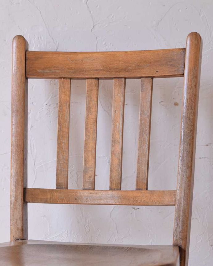 キッチンチェア　アンティーク チェア　素朴で温かい雰囲気のアンティークスクールチェア、イギリスの学校で使われていた椅子。シンプルな4本ラインの背もたれ学校用の椅子なので、余計な装飾が全くないシンプルさが一番のポイント。(k-1512-c)