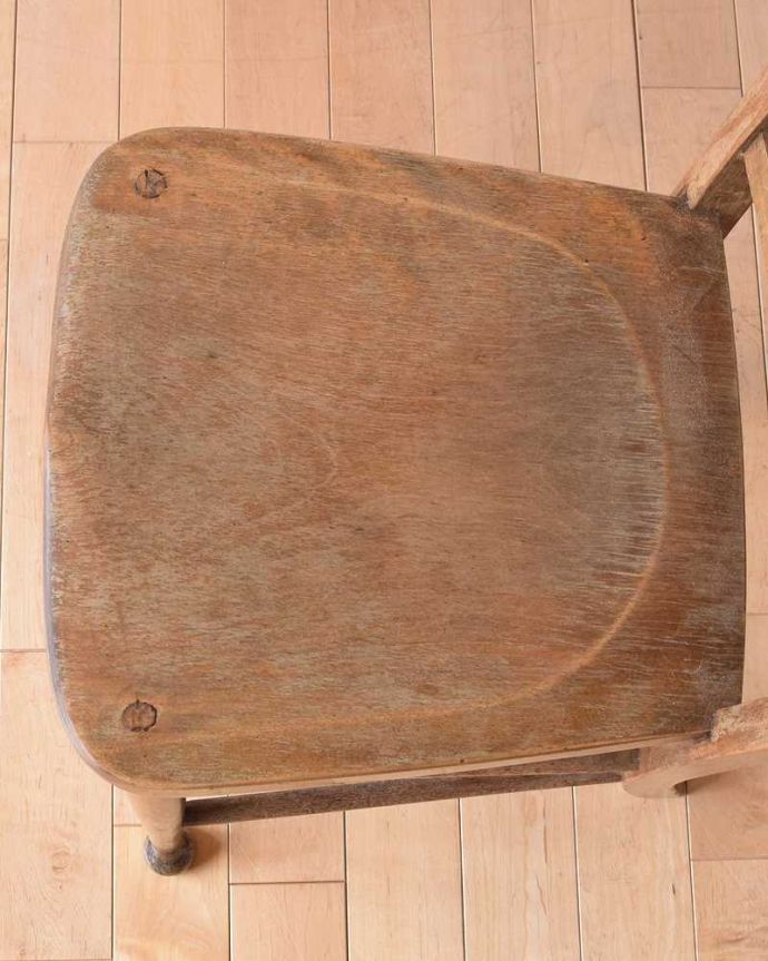 キッチンチェア　アンティーク チェア　素朴で温かい雰囲気のアンティークスクールチェア、イギリスの学校で使われていた椅子。座面に隠されたヒミツ「座繰り」と言って、お尻と太もも部分に彫が入っているんです。(k-1512-c)