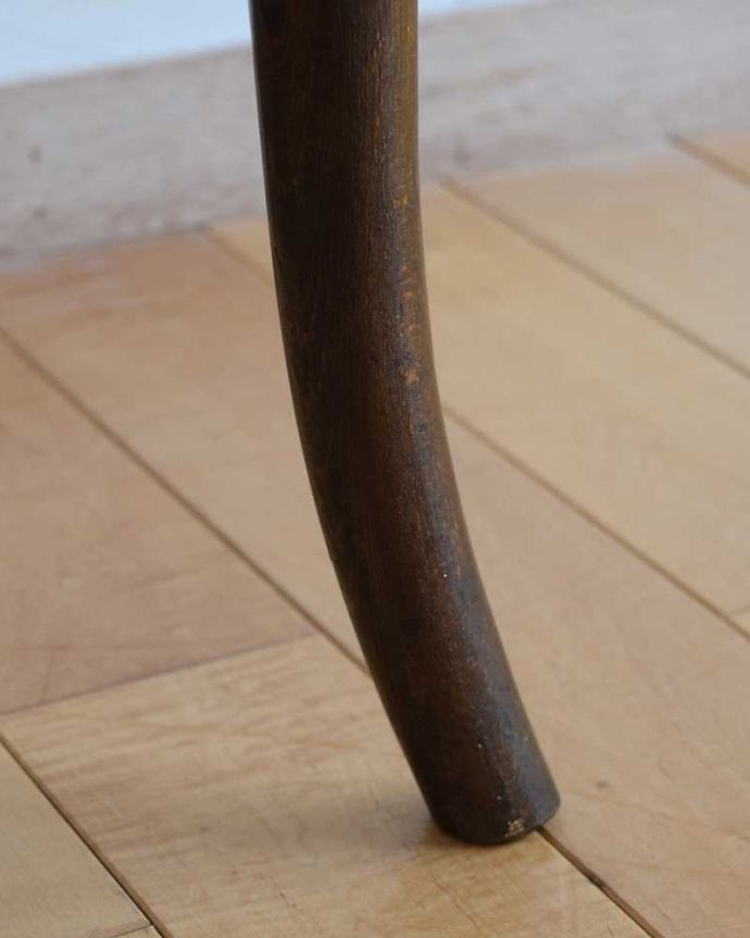 ベントウッドチェア　アンティーク チェア　座面の模様もお洒落なイギリスのアンティークベントウッドチェア。床を滑らせて移動出来ますHandleではアンティークチェアの脚の裏にフェルトキーパーをお付けしています。(k-1513-c)