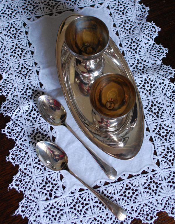 英国の銀食器、アンティークシルバーの美しいエッグカップ＆スプーン 
