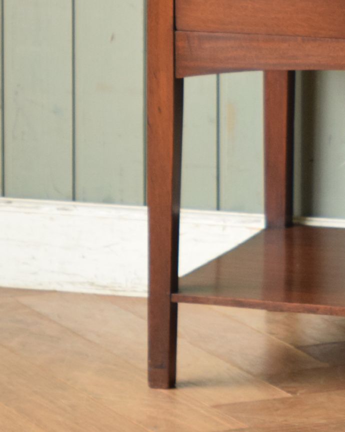アンティークのチェスト　アンティーク家具　アンティークの英国家具、サイドテーブルにもなるミュージックキャビネット（マホガニー材）。安定感のある脚がしっかり支えます。(k-1518-f)