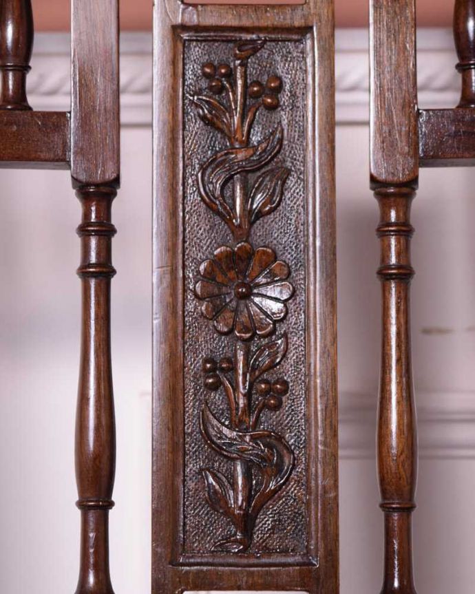 サロンチェア　アンティーク チェア　英国で見つけたお花の彫刻が美しいアンティークサイドチェア(サロンチェア)。うっとりするほど細かい細工まだ機械の発達していない時代に、手作業で作られた細かい細工。(k-1514-c)