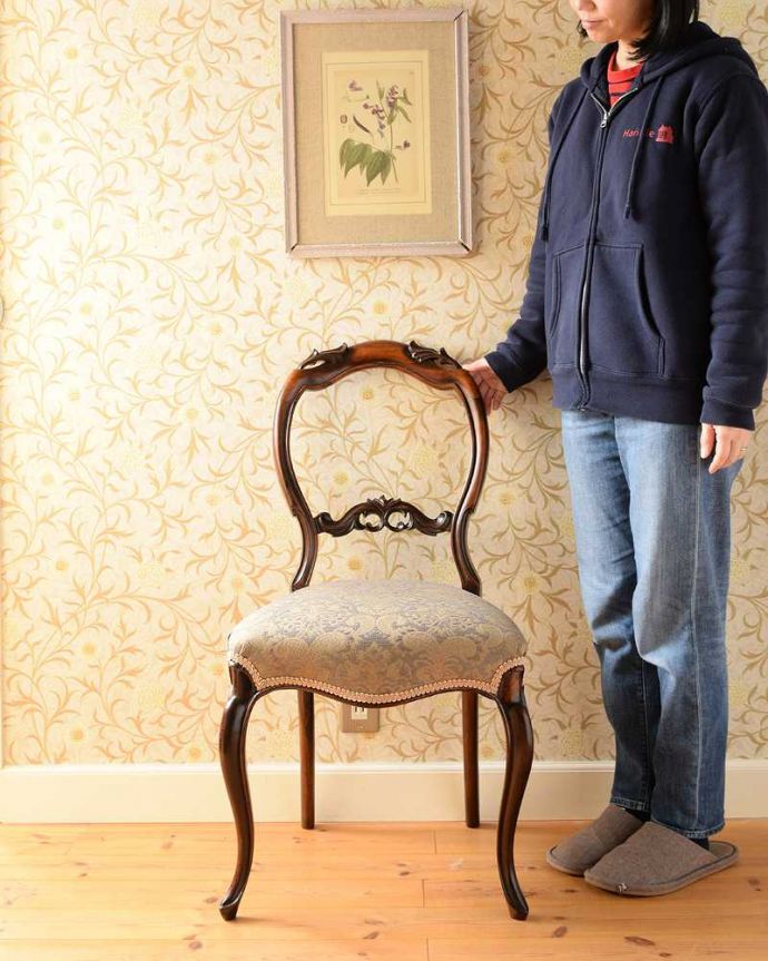 サロンチェア　アンティーク チェア　英国アンティーク椅子、気品たっぷりなバルーンバックチェア（サロンチェア）。風船のような丸い形をしたサロンチェア見ているだけで優雅な気持ちになれるバルーンバックチェア。(k-1519-c)