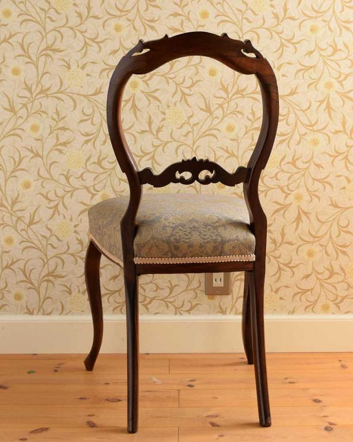 サロンチェア　アンティーク チェア　英国アンティーク椅子、気品たっぷりなバルーンバックチェア（サロンチェア）。優雅な後ろ姿にうっとり･･･うっとりするほど優雅な後ろ姿。(k-1519-c)
