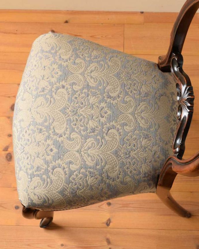 サロンチェア　アンティーク チェア　英国アンティーク椅子、気品たっぷりなバルーンバックチェア（サロンチェア）。座面を上から見るとこんな感じ座面は布貼りなので、長時間座っても疲れません。(k-1519-c)