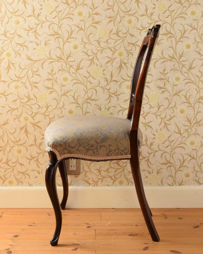 サロンチェア　アンティーク チェア　英国アンティーク椅子、気品たっぷりなバルーンバックチェア（サロンチェア）。気品の感じられる横顔グルッと360度どの角度から見ても優雅で気品のあるフォルムです。(k-1519-c)