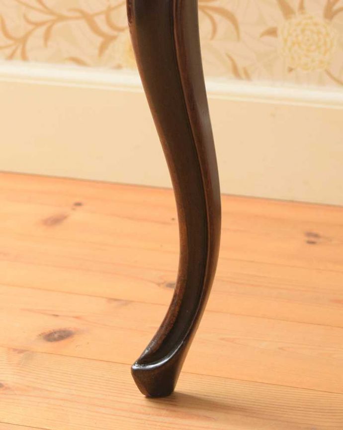 サロンチェア　アンティーク チェア　英国アンティーク椅子、気品たっぷりなバルーンバックチェア（サロンチェア）。床を滑らせて移動出来ますHandleではアンティークチェアの脚の裏にフェルトキーパーをお付けしています。(k-1519-c)