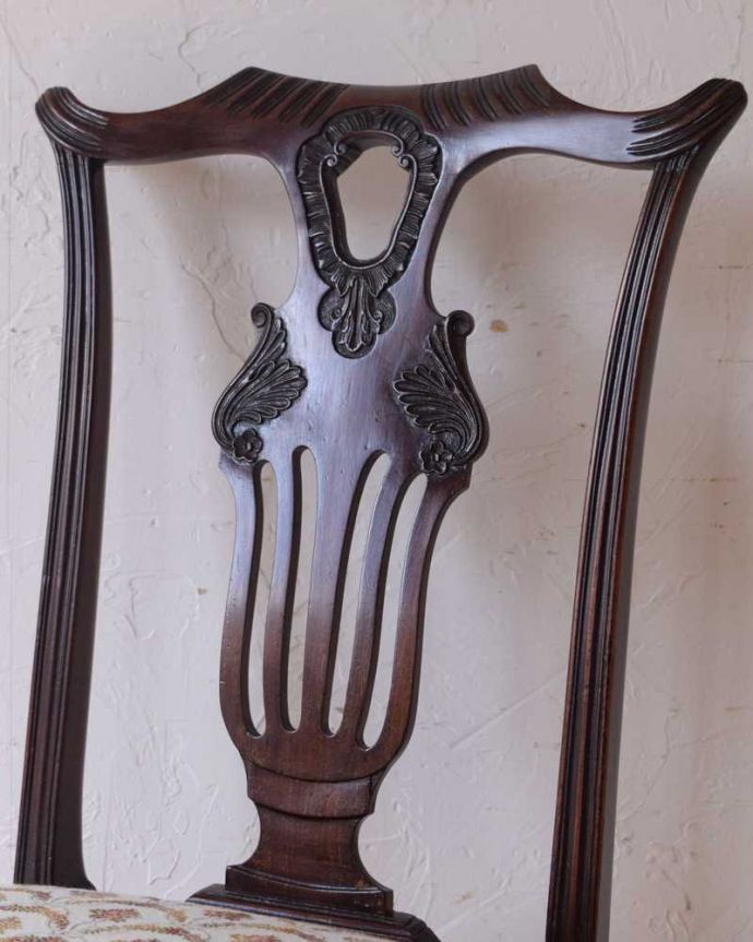 サロンチェア　アンティーク チェア　英国輸入の美しい椅子、優雅なアンティークのサイドチェア(サロンチェア)。アンティークらしい背もたれの装飾上質な雰囲気を漂わせる細かい彫。(k-1521-c)