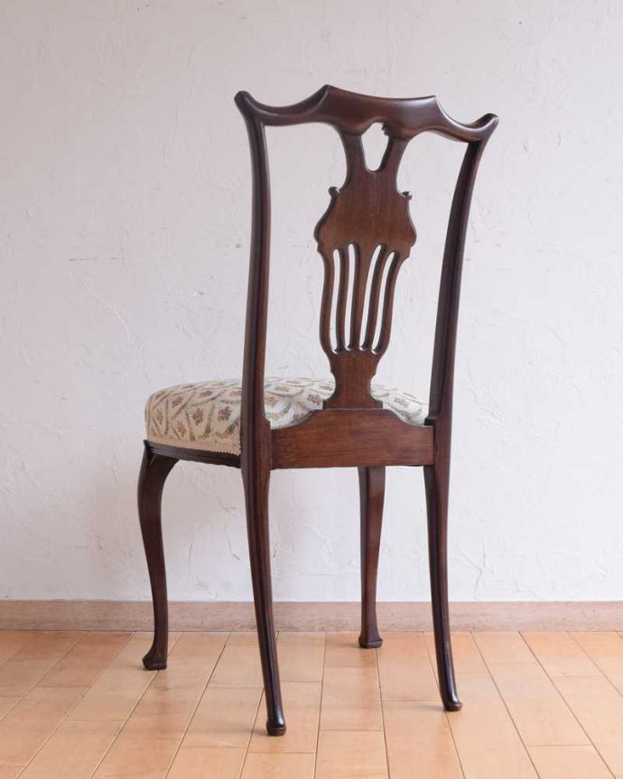 サロンチェア　アンティーク チェア　英国輸入の美しい椅子、優雅なアンティークのサイドチェア(サロンチェア)。後ろ姿にも自信アリ並べた時に後ろから見ることも多い椅子。(k-1521-c)