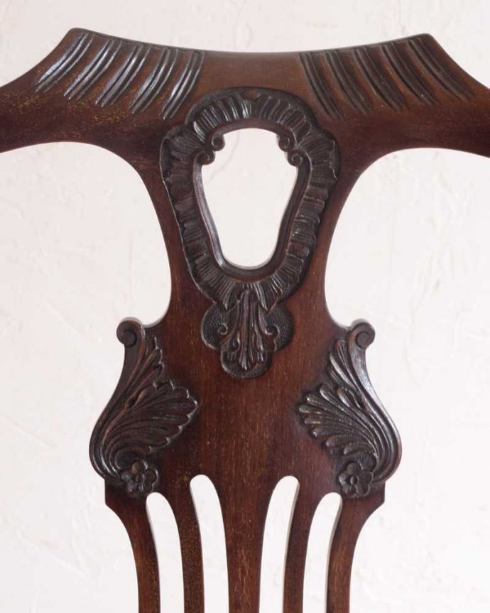 サロンチェア　アンティーク チェア　英国輸入の美しい椅子、優雅なアンティークのサイドチェア(サロンチェア)。うっとりするほど細かい細工まだ機械の発達していない時代に、手作業で作られた細かい細工。(k-1521-c)