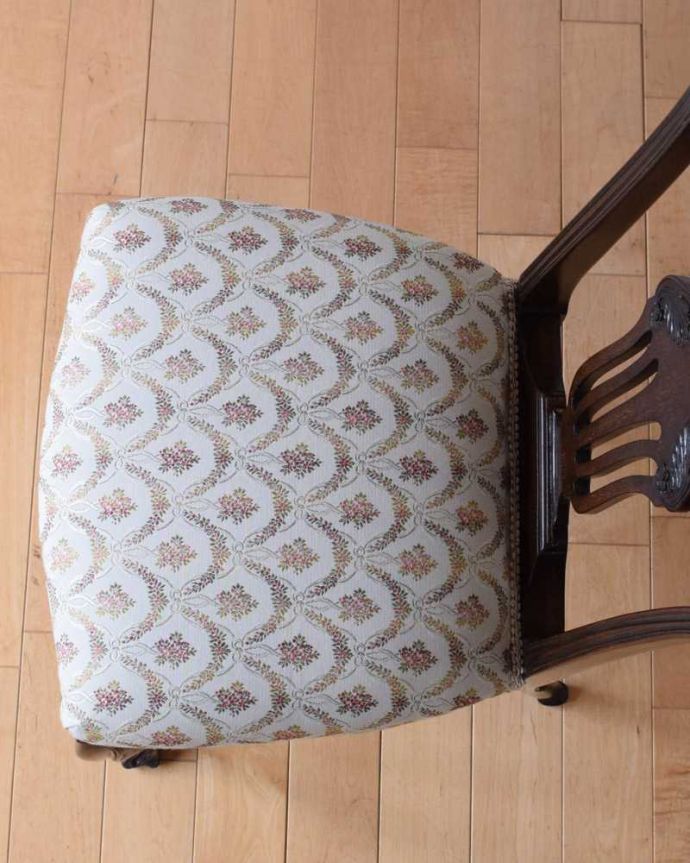 サロンチェア　アンティーク チェア　英国輸入の美しい椅子、優雅なアンティークのサイドチェア(サロンチェア)。座面を上から見るとこんな感じ座面は布貼りなので、長時間座っても疲れません。(k-1521-c)