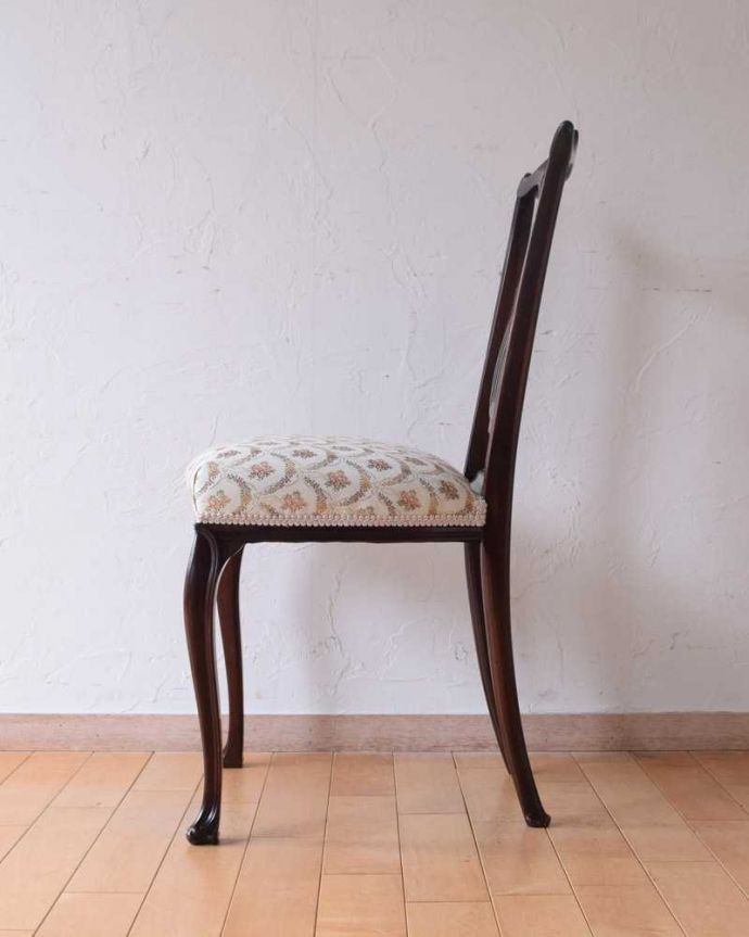 サロンチェア　アンティーク チェア　英国輸入の美しい椅子、優雅なアンティークのサイドチェア(サロンチェア)。横から見ても優雅な立ち姿背もたれがカーブしているので楽です。(k-1521-c)