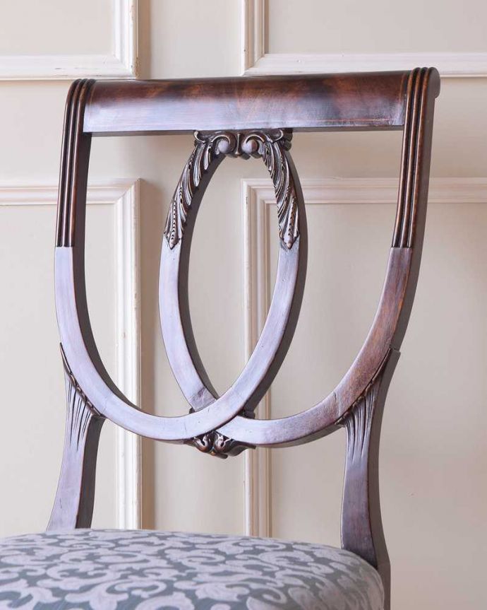 サロンチェア　アンティーク チェア　英国輸入の美しい椅子、優雅なアンティークサイドチェア(サロンチェア) 。アンティークらしい背もたれの装飾上質な雰囲気を漂わせる細かい彫。(k-1522-c)