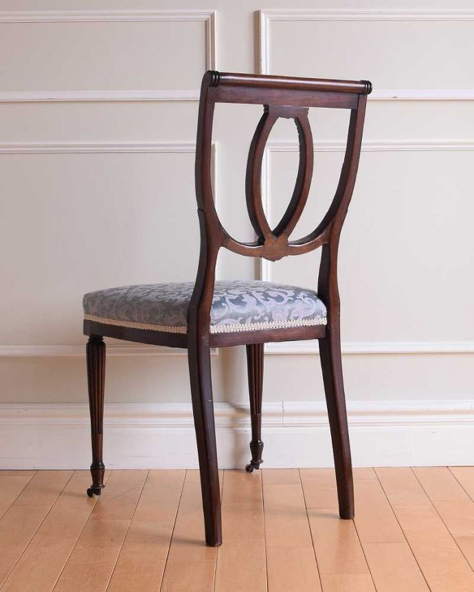 サロンチェア　アンティーク チェア　英国輸入の美しい椅子、優雅なアンティークサイドチェア(サロンチェア) 。後ろ姿にも自信アリ並べた時に後ろから見ることも多い椅子。(k-1522-c)