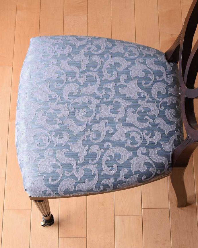 サロンチェア　アンティーク チェア　英国輸入の美しい椅子、優雅なアンティークサイドチェア(サロンチェア) 。座面を上から見るとこんな感じ座面は布貼りなので、長時間座っても疲れません。(k-1522-c)