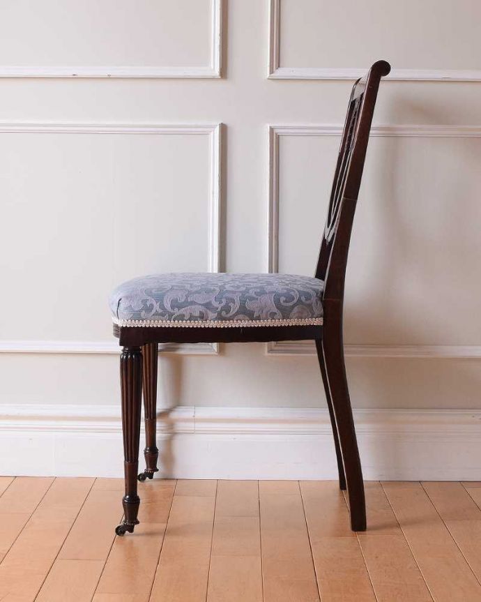 サロンチェア　アンティーク チェア　英国輸入の美しい椅子、優雅なアンティークサイドチェア(サロンチェア) 。横から見ても優雅な立ち姿背もたれがカーブしているので楽です。(k-1522-c)