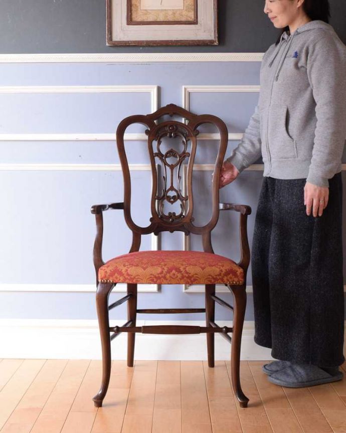 サロンチェア　アンティーク チェア　英国で出会った優雅なアンティークの椅子、美しいサロンアームチェア。「見る」だけで幸せになるアンティークの椅子最高級のアンティークチェアは、座って使う楽しみ以外に目で見て楽しめます。(k-1524-c)