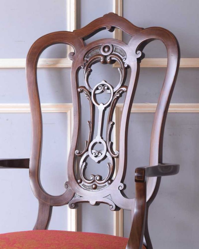 サロンチェア　アンティーク チェア　英国で出会った優雅なアンティークの椅子、美しいサロンアームチェア。美しさの極みを堪能して下さい高級材で描かれた美しく柔らかなフォルム。(k-1524-c)