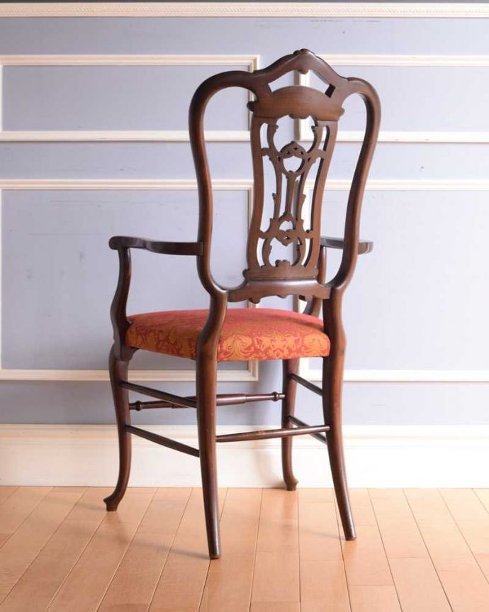 サロンチェア　アンティーク チェア　英国で出会った優雅なアンティークの椅子、美しいサロンアームチェア。しっかり修復したので、後ろ姿にも自信がありますいろんな修復方法がありますが、Handleでは専門の職人が一度、全てをバラしてから丁寧に組み上げているのでクオリティが違います。(k-1524-c)