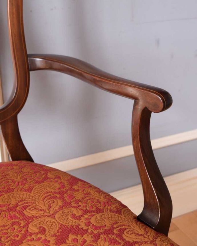 サロンチェア　アンティーク チェア　英国で出会った優雅なアンティークの椅子、美しいサロンアームチェア。アーム部分にも注目肘を掛けておけるアームチェアは座ったときにやっぱりラク。(k-1524-c)