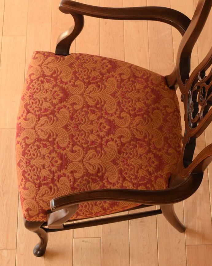 サロンチェア　アンティーク チェア　英国で出会った優雅なアンティークの椅子、美しいサロンアームチェア。座面を上から見るとこんな感じ座面は布貼りなので、長時間座っても疲れません。(k-1524-c)