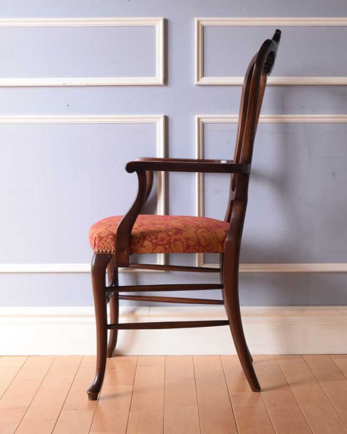 サロンチェア　アンティーク チェア　英国で出会った優雅なアンティークの椅子、美しいサロンアームチェア。横から見ても優雅な立ち姿もちろん、横から見た姿も優雅で美しいんです。(k-1524-c)