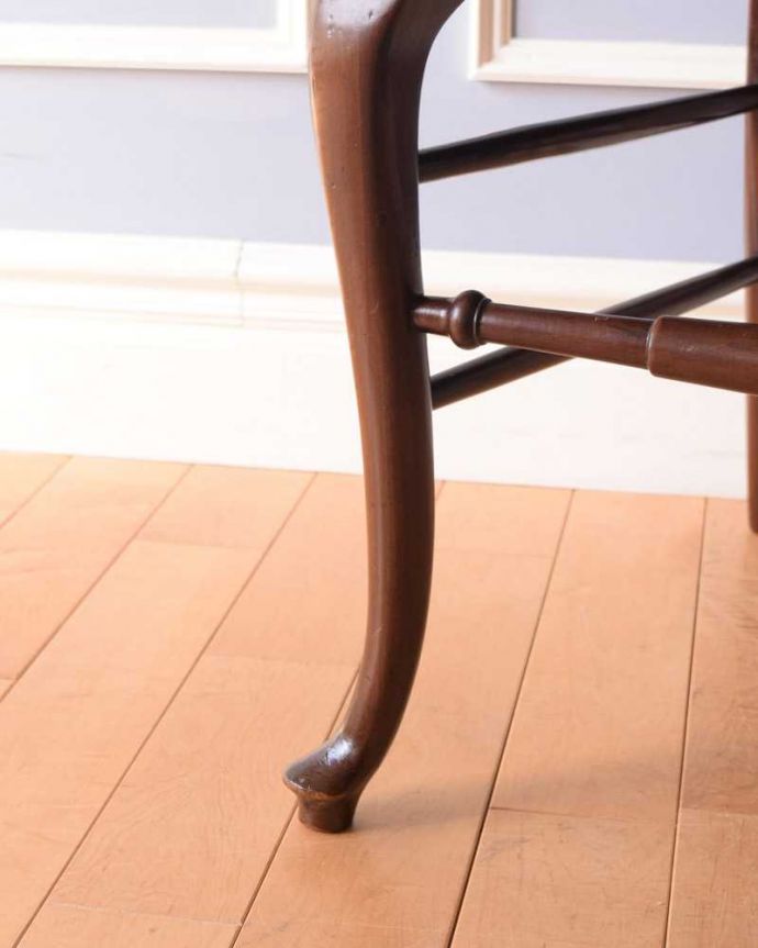 サロンチェア　アンティーク チェア　英国で出会った優雅なアンティークの椅子、美しいサロンアームチェア。床を滑らせて移動出来ますHandleではアンティークチェアの脚の裏にフェルトキーパーをお付けしています。(k-1524-c)