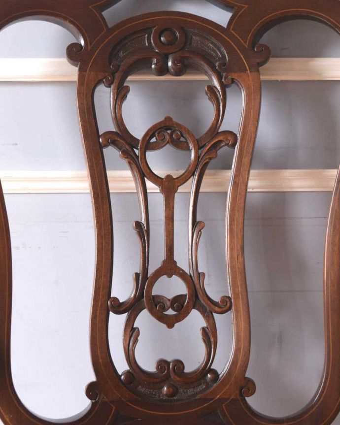サロンチェア　アンティーク チェア　英国で出会った優雅なアンティークの椅子、美しいサロンアームチェア。うっとりするほど細かい細工まだ機械の発達していない時代に、手作業で作られた細かい細工。(k-1524-c)