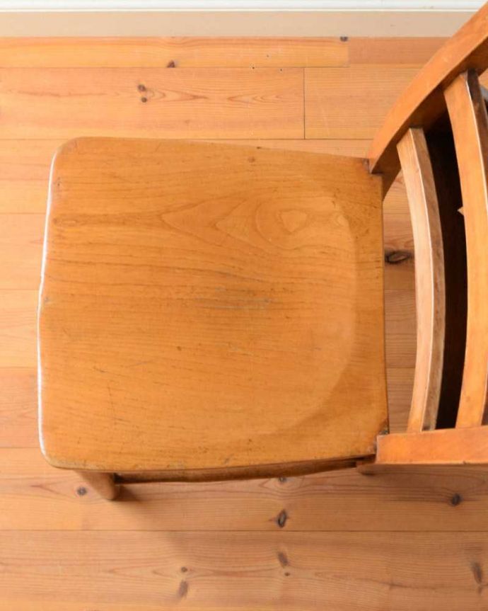 チャーチチェア　アンティーク チェア　教会で使われていたアンティーク椅子、聖書BOX付きの可愛いチャーチチェア。座面に隠されたヒミツ日曜礼拝で長時間座っていても疲れないように、お尻と太もも部分に彫が入っているんです。(k-1526-c)