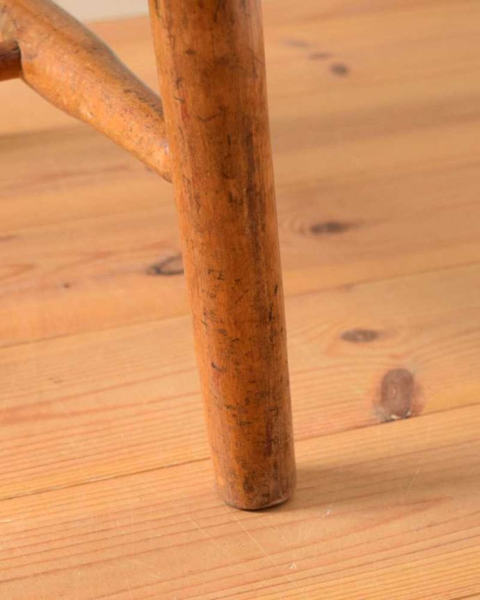 チャーチチェア　アンティーク チェア　教会で使われていたアンティーク椅子、聖書BOX付きの可愛いチャーチチェア。床を滑らせて移動出来ますHandleではアンティークチェアの脚の裏にフェルトキーパーをお付けしています。(k-1526-c)