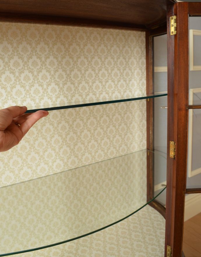 アンティークのキャビネット　アンティーク家具　英国で見つけたアンティーク家具、ガラスの曲線が美しいガラスキャビネット。棚板は可動です。(k-1531-f)