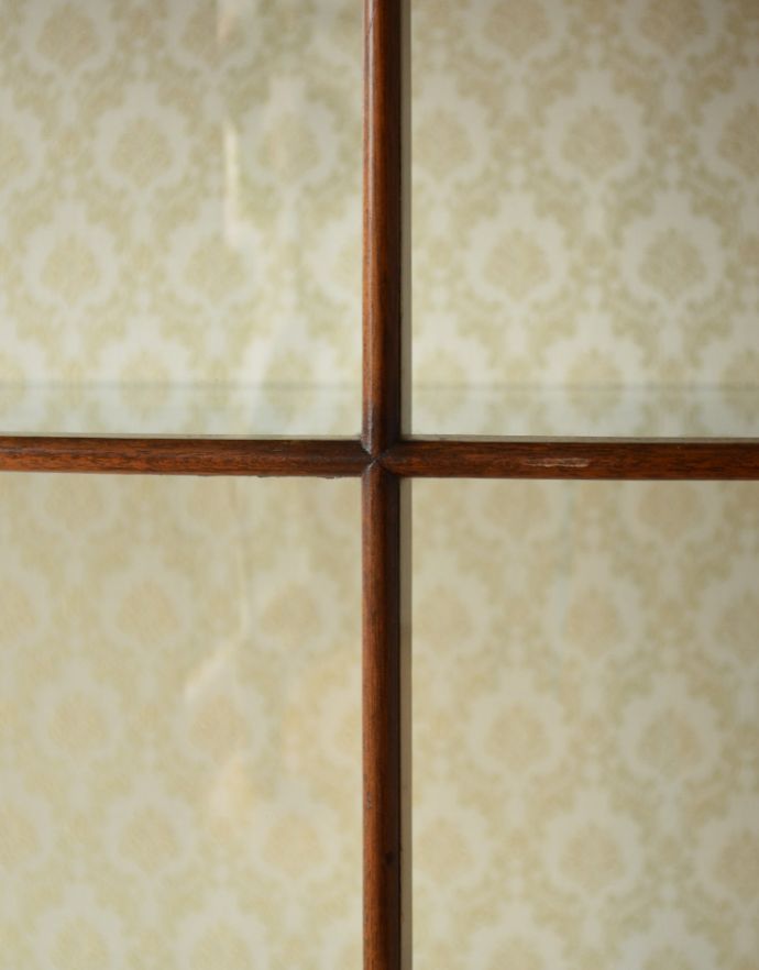 アンティークのキャビネット　アンティーク家具　英国で見つけたアンティーク家具、ガラスの曲線が美しいガラスキャビネット。繊細な木製の装飾です。(k-1531-f)