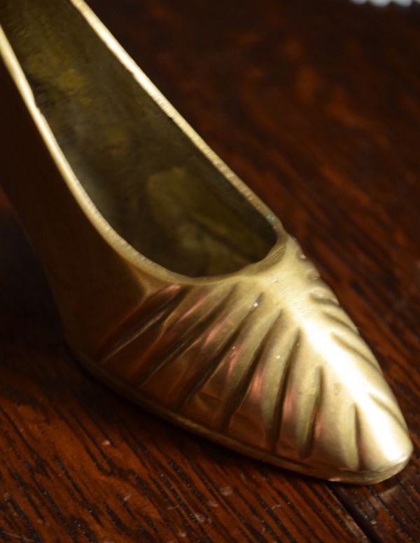 シルバーのテーブルウェア　アンティーク雑貨　アンティークの真鍮オーナメント、可愛い女性の靴。真鍮製なので、使っていくごとに味わい深い色合いに変化していきます。(k-1532-z)
