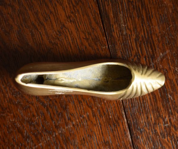 シルバーのテーブルウェア　アンティーク雑貨　アンティークの真鍮オーナメント、可愛い女性の靴。アンティークのため、多少の欠け・傷がある場合がありますが、使用上問題はありませんので、ご了承下さい。(k-1532-z)