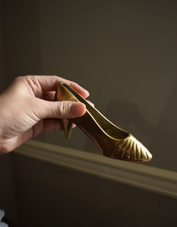 シルバーのテーブルウェア　アンティーク雑貨　アンティークの真鍮オーナメント、可愛い女性の靴。手乗りサイズの可愛いシューズです。(k-1532-z)