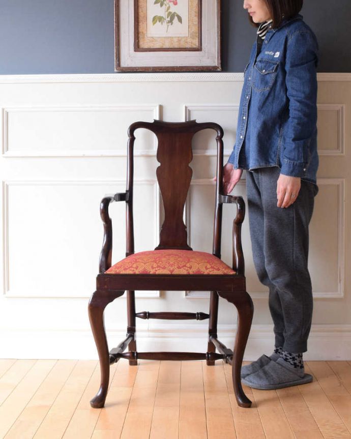 ダイニングチェア　アンティーク チェア　英国輸入のアンティークアームチェア、気品たっぷりなクィーンアンチェア。アン女王時代に作られた英国の代表的な椅子クイーンアンチェアはそれまでの板座とは違って掛け心地がいいようにクッション性のある座面で作られた椅子です。(k-1533-c)