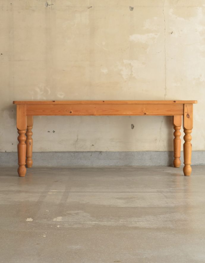 ロイドテーブル　アンティーク家具　イギリスのナチュラルなアンティーク家具、みんなで使えるサイズのパイン材ダイニングテーブル。頑丈な造りのテーブルなので末永くお使い頂けます。(k-1534-f)