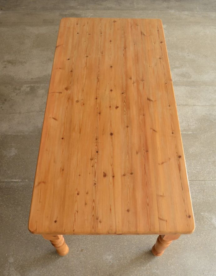 ロイドテーブル　アンティーク家具　イギリスのナチュラルなアンティーク家具、みんなで使えるサイズのパイン材ダイニングテーブル。パインの木目が可愛いテーブル。(k-1534-f)