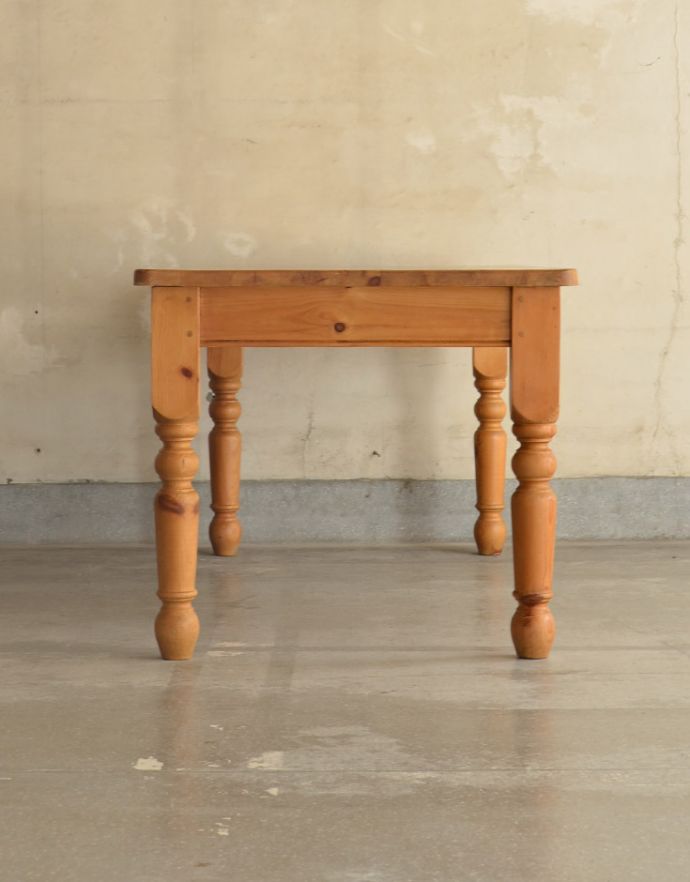 ロイドテーブル　アンティーク家具　イギリスのナチュラルなアンティーク家具、みんなで使えるサイズのパイン材ダイニングテーブル。幕板があるので可愛らしくナチュラルな印象。(k-1534-f)