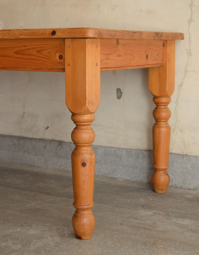 ロイドテーブル　アンティーク家具　イギリスのナチュラルなアンティーク家具、みんなで使えるサイズのパイン材ダイニングテーブル。玉ねぎ形の脚が可愛いです。(k-1534-f)