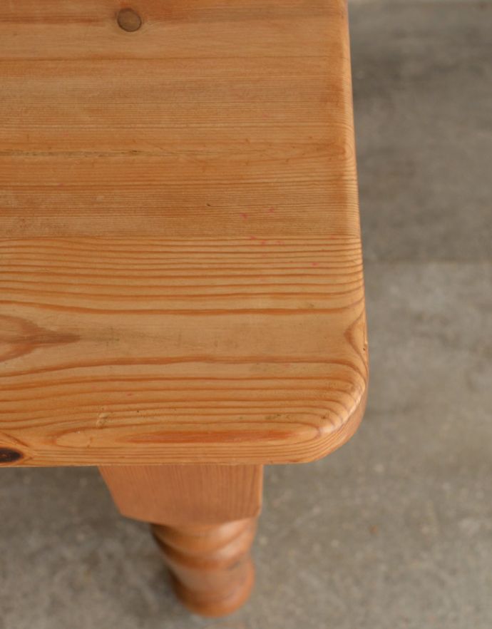 ロイドテーブル　アンティーク家具　イギリスのナチュラルなアンティーク家具、みんなで使えるサイズのパイン材ダイニングテーブル。角もキレイな状態です。(k-1534-f)