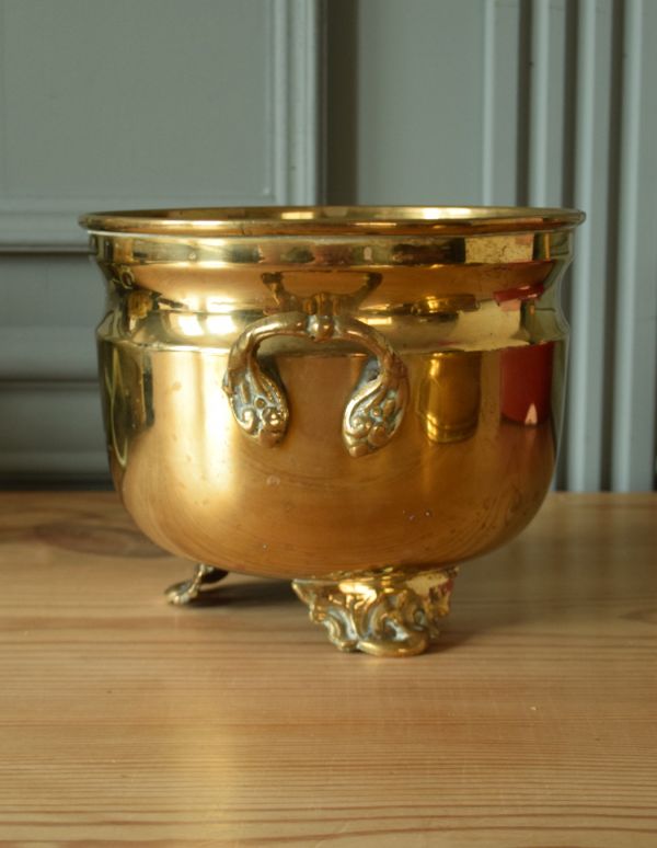 シルバーのテーブルウェア　アンティーク雑貨　英国からのアンティーク雑貨、装飾が美しい真鍮製のプランツカバー。植物のポットを入れたり、ドライフラワーを入れてお使い下さい。(k-1534-z)