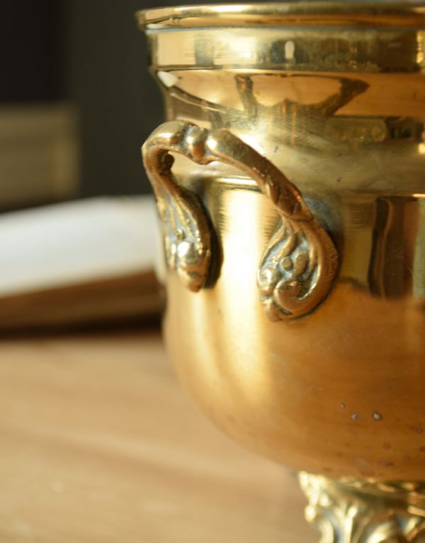 シルバーのテーブルウェア　アンティーク雑貨　英国からのアンティーク雑貨、装飾が美しい真鍮製のプランツカバー。素敵な装飾の持ち手が付いていました。(k-1534-z)